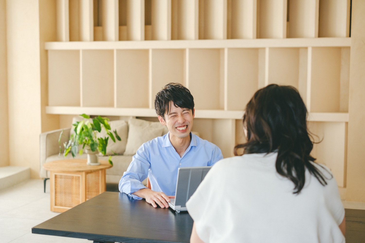 笑顔で向き合い、相談をする田部雅之