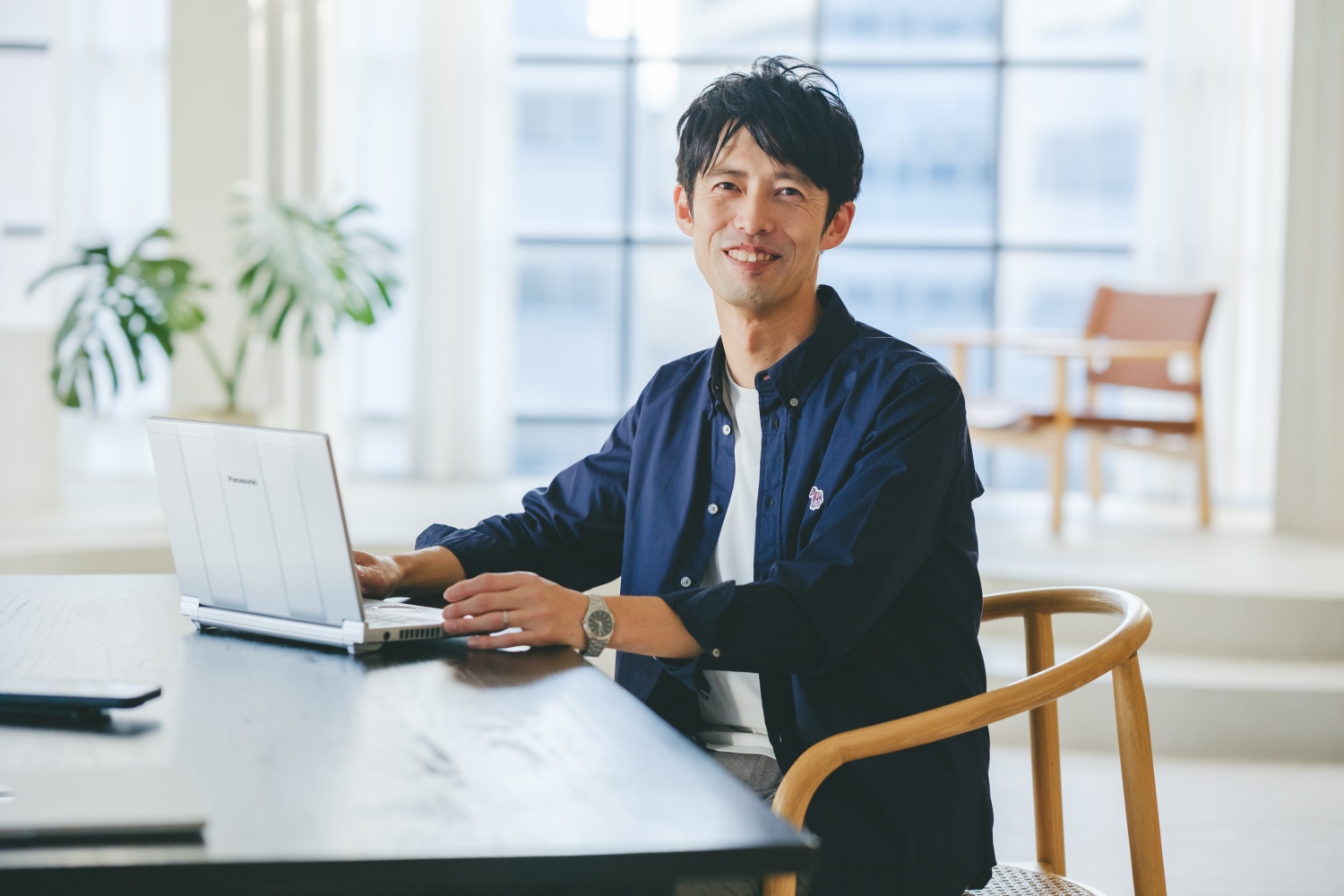 パソコンに向かうアトオス代表・田部雅之